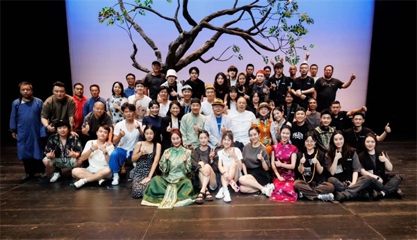 《斷金》百場演職人員合影。龍馬社供圖