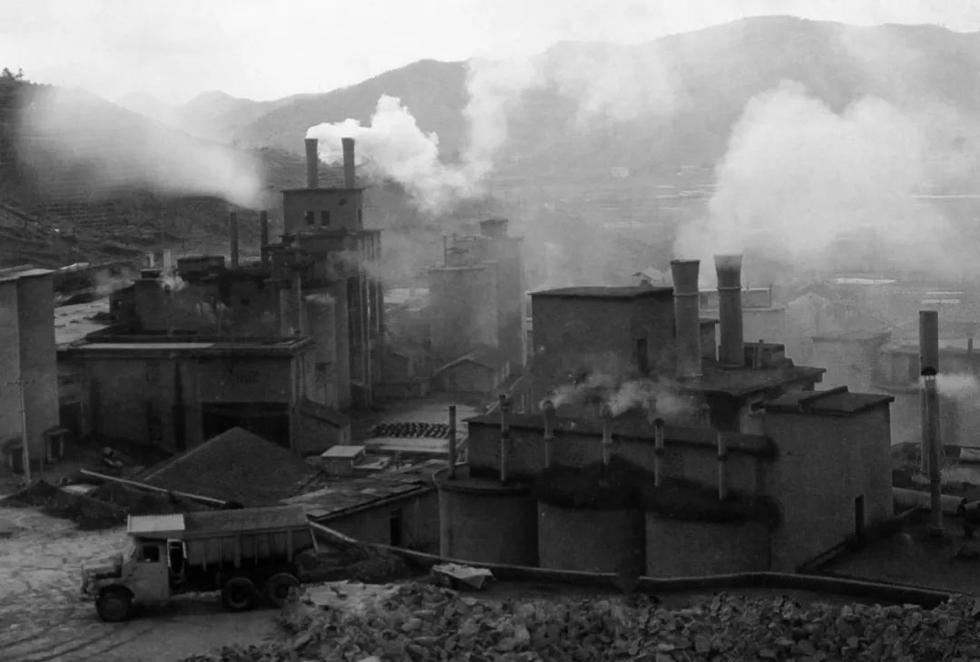 上世紀80年代，余村開礦山、辦水泥廠。（圖源：安吉縣委宣傳部）