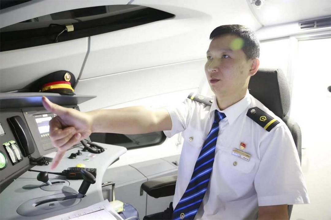 陳承儀駕駛動車組列車執(zhí)行標準作業(yè)。陳巍攝
