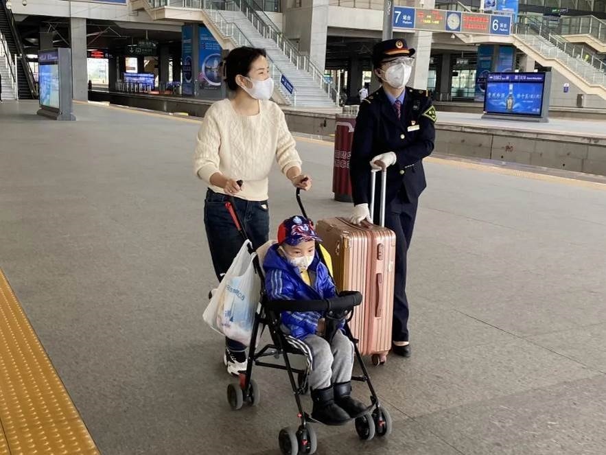鄭海珠在站臺上引導旅客乘車。南昌鐵路供圖