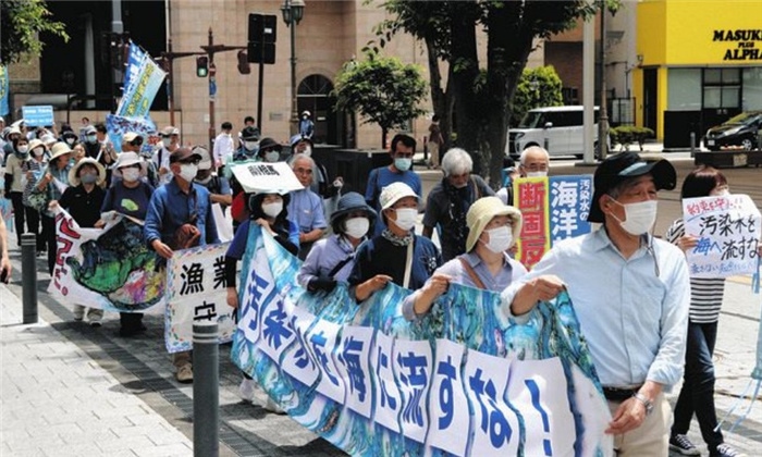 6月20日，日本民眾在福島縣政府周圍舉行抗議活動(dòng)，強(qiáng)烈反對核污水排海計(jì)劃。（圖片來源：《東京新聞》）