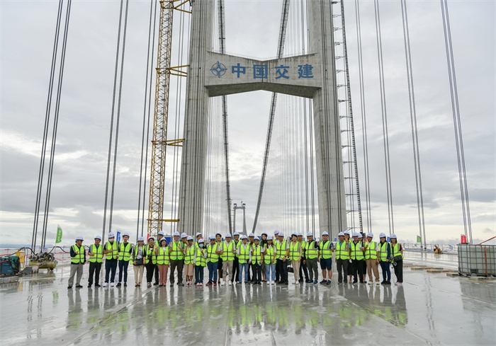 瀾湄六國媒體記者代表在建設(shè)中的深中通道伶仃洋大橋施工現(xiàn)場合影。（中交集團供圖）