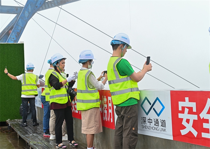 瀾湄六國媒體記者代表在建設(shè)中的深中通道伶仃洋大橋270米高塔之上拍照。中交集團供圖