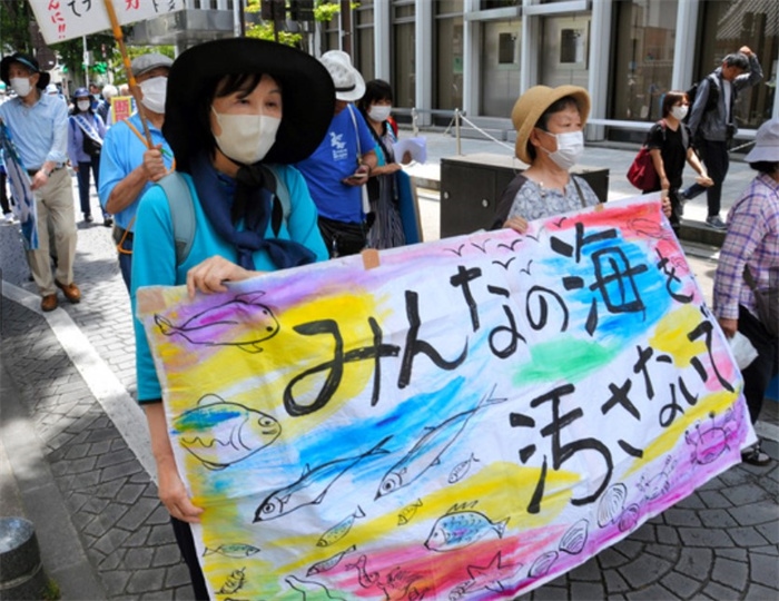 2023年6月20日，日本民眾在福島縣政府周圍舉行抗議活動(dòng)，強(qiáng)烈反對(duì)核污水排海計(jì)劃，呼吁保護(hù)漁業(yè)資源。圖片來源：《朝日新聞》