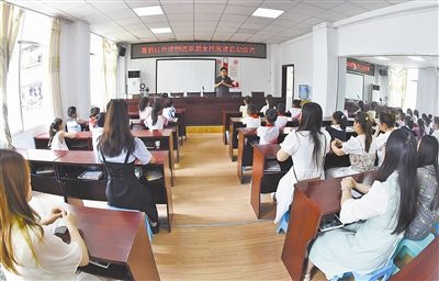  圖②：法院干警向參加活動的學(xué)生和家長講解暑假安全教育知識。
