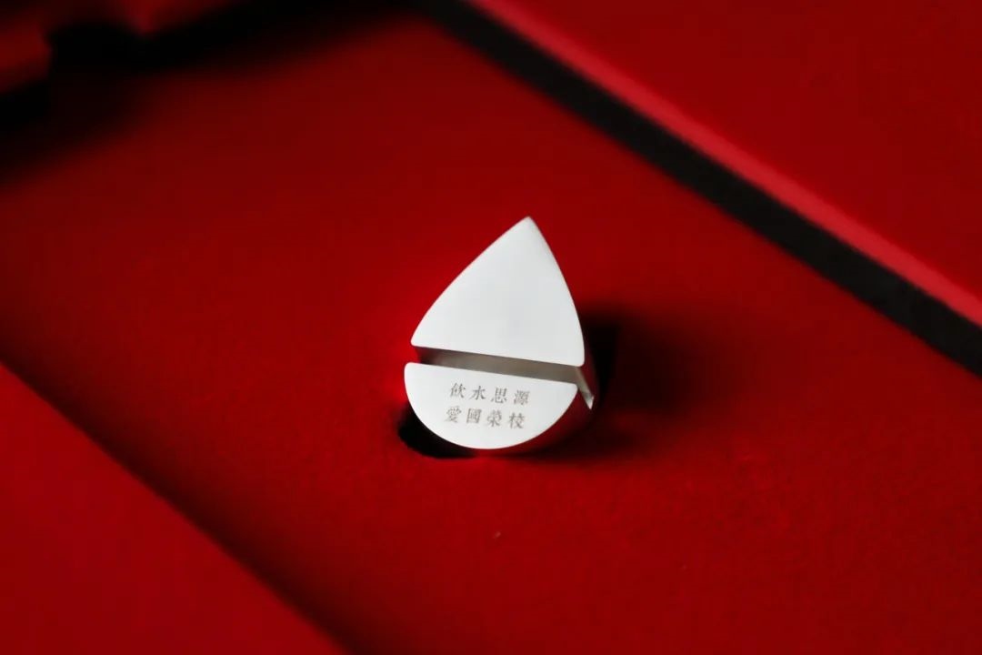 上海交通大學(xué)發(fā)布2023年錄取通知書禮盒。校方供圖