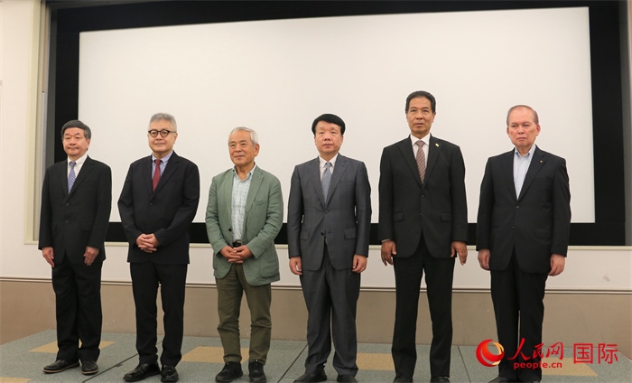 主辦方與嘉賓合影。（人民網(wǎng) 許可攝）