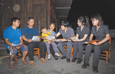 “法治屋場(chǎng)會(huì)”上，法院黨員志愿服務(wù)隊(duì)在給種植戶普及法律知識(shí)。