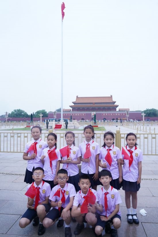 文縣東壩童聲合唱團(tuán)的孩子們?cè)谔彀查T廣場合影。