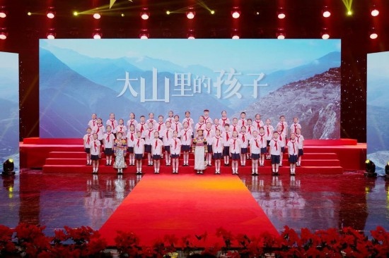 文縣東壩童聲合唱團(tuán)的孩子們?cè)诟拭C廣播電視總臺(tái)青少頻道錄節(jié)目。