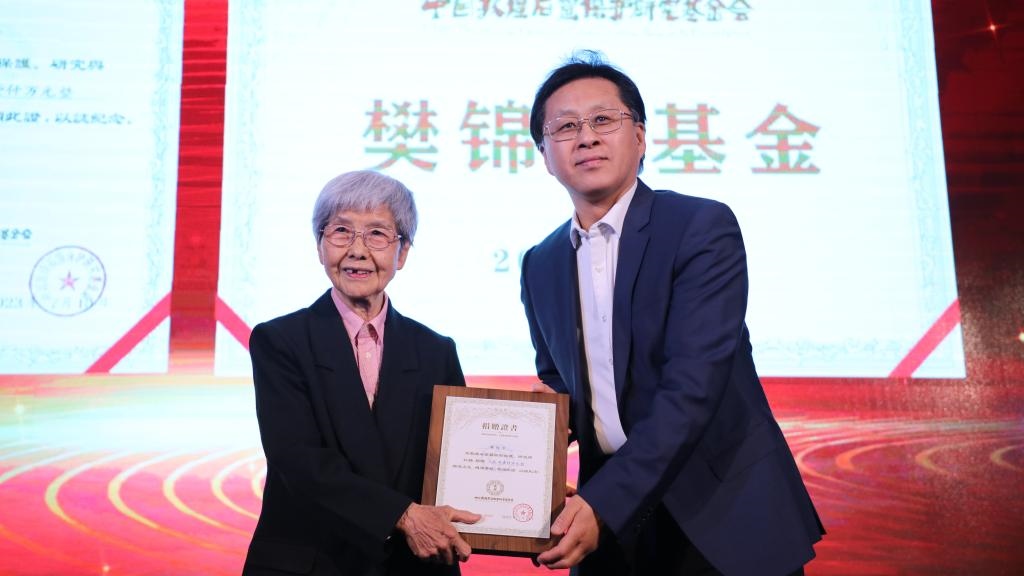 國家文物局黨組成員、副局長解冰（右）為樊錦詩（左）頒發(fā)捐贈證書。新華社記者張睿 攝
