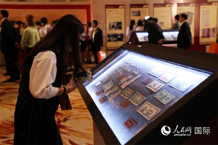 觀眾在“三江出海 一紙還鄉(xiāng)”僑批歷史文化展上觀賞展品。人民網(wǎng)記者楊一攝