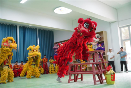 開(kāi)課儀式現(xiàn)場(chǎng)，疏附縣第一中學(xué)舞獅隊(duì)的醒獅表演。