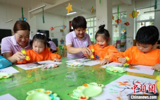 在肥西縣山南鎮(zhèn)中心幼兒園，孩子們?cè)诶蠋煹闹笇?dǎo)下作畫(huà)。陳家樂(lè) 攝