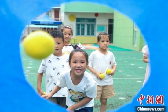 在肥西縣山南鎮(zhèn)中心幼兒園，孩子們?cè)谕娌级赐肚蛴螒?。陳家?lè) 攝