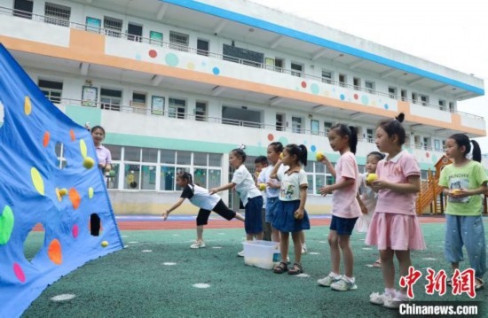 在肥西縣山南鎮(zhèn)中心幼兒園，孩子們?cè)谕娌级赐肚蛴螒?。陳家?lè) 攝