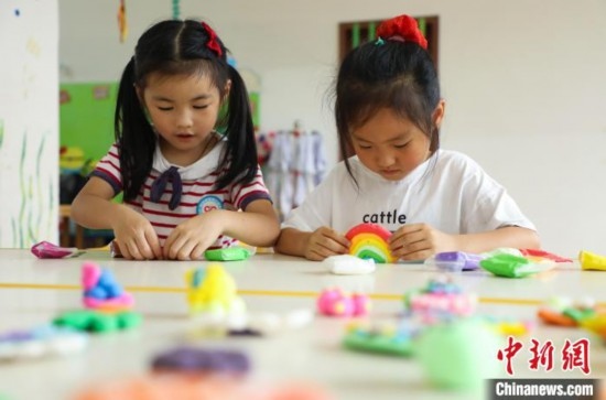 在肥西縣山南鎮(zhèn)中心幼兒園，孩子們?cè)谧霾噬嗨堋ｊ惣覙?lè) 攝
