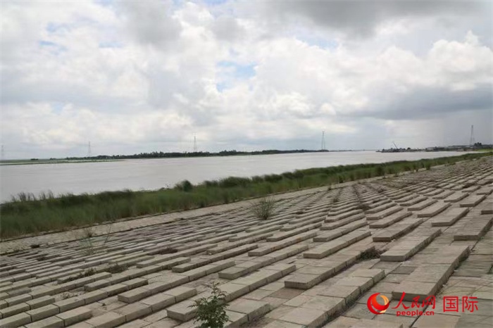 孟加拉國(guó)帕德瑪大橋河道整治工程北岸整治區(qū)域長(zhǎng)1.5千米，南岸長(zhǎng)11.5千米，是目前世界上規(guī)模最大的河道整治工程。人民網(wǎng)記者 孫廣勇攝