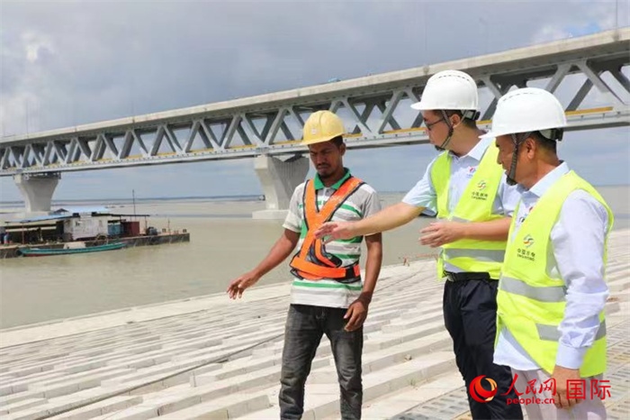 孟加拉國(guó)帕德瑪大橋河道整治工程北岸整治區(qū)域長(zhǎng)1.5千米，南岸長(zhǎng)11.5千米，是目前世界上規(guī)模最大的河道整治工程。人民網(wǎng)記者 孫廣勇攝