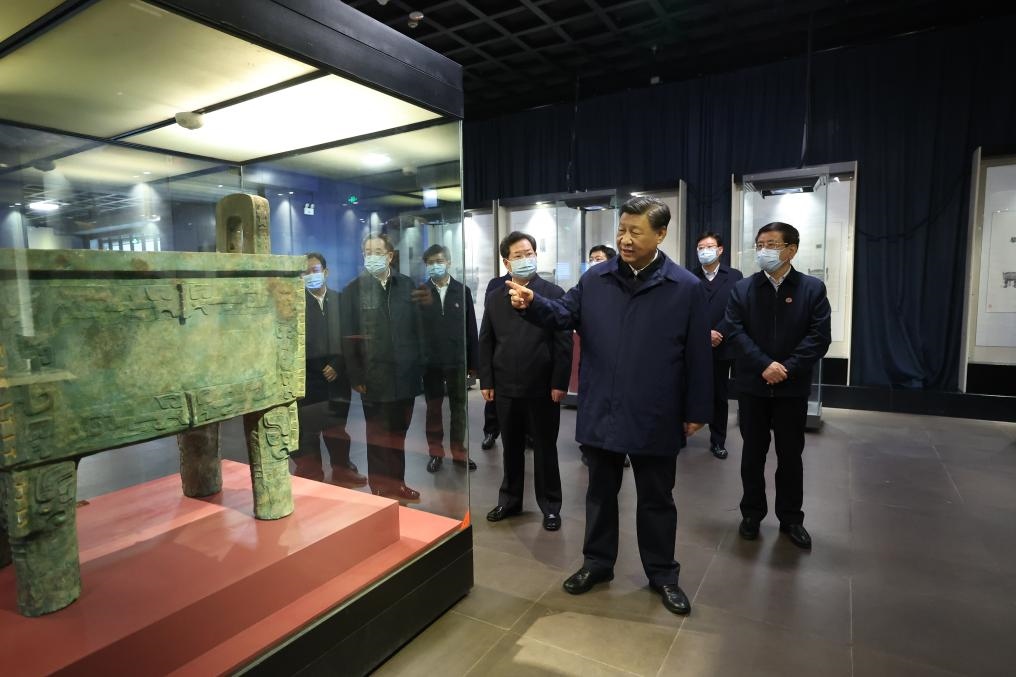 2022年10月26日至28日，中共中央總書(shū)記、國(guó)家主席、中央軍委主席習(xí)近平在陜西省延安市、河南省安陽(yáng)市考察。這是28日下午，習(xí)近平在安陽(yáng)市殷墟博物館考察。新華社記者 鞠鵬 攝