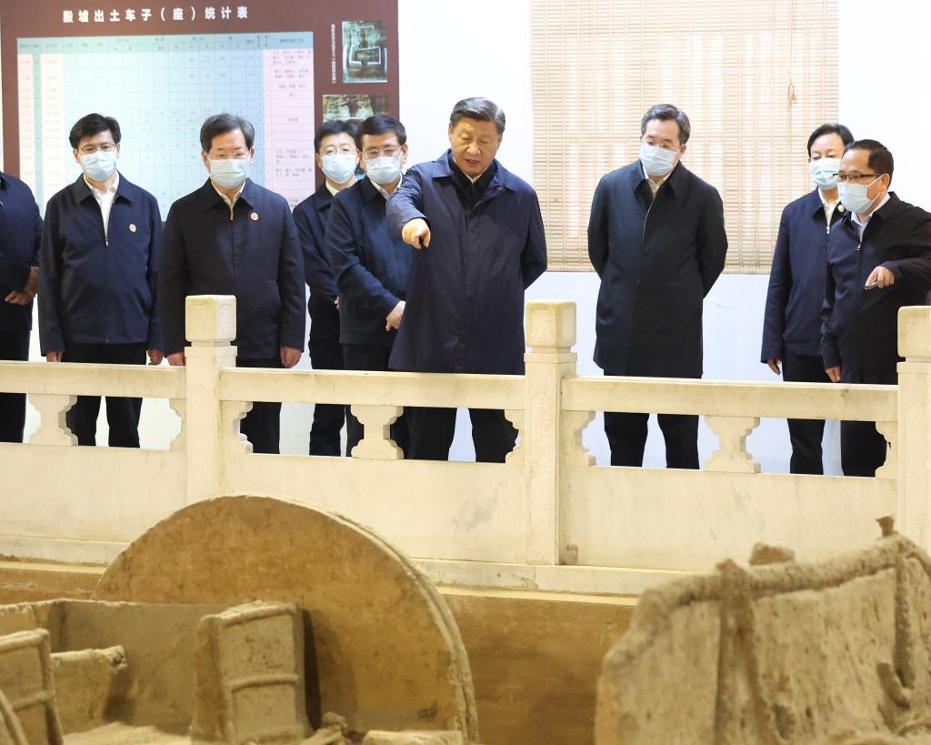 2022年10月26日至28日，中共中央總書(shū)記、國(guó)家主席、中央軍委主席習(xí)近平在陜西省延安市、河南省安陽(yáng)市考察。這是28日下午，習(xí)近平在安陽(yáng)市殷墟遺址考察。新華社記者 丁林 攝