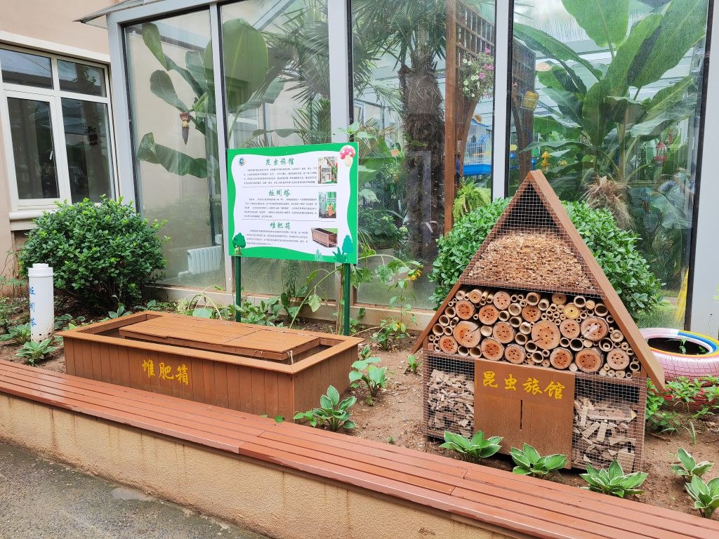7月14日，大連市甘井子區(qū)實(shí)驗(yàn)小學(xué)“識(shí)嫣園”里的堆肥箱。新華社記者張博群攝