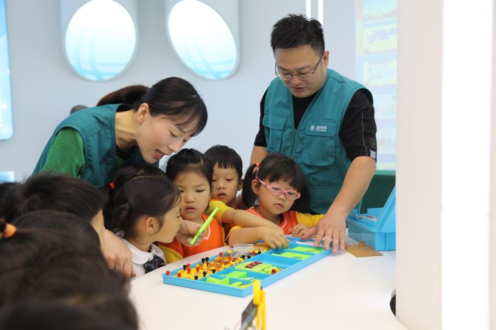 7月12日，浙江寧波奉化區(qū)實(shí)驗(yàn)小學(xué)，暑托班孩子學(xué)習(xí)暑期安全用電和節(jié)能知識(shí)。新華社記者張璇攝