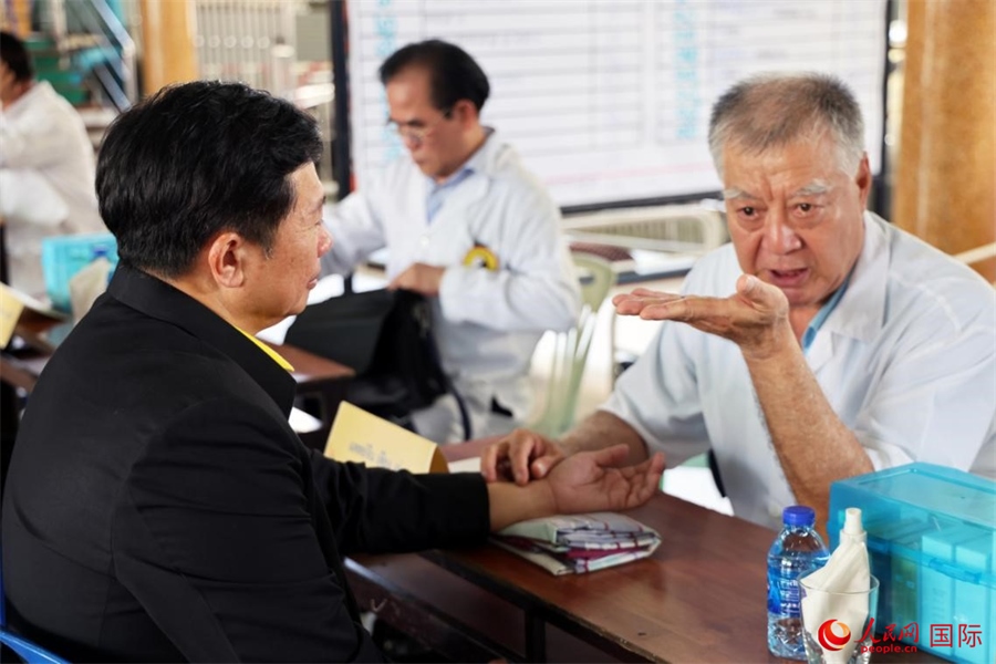 泰國中醫(yī)師為泰國春武里府最高行政長官威塔亞號脈問診。人民網(wǎng)記者 楊一攝