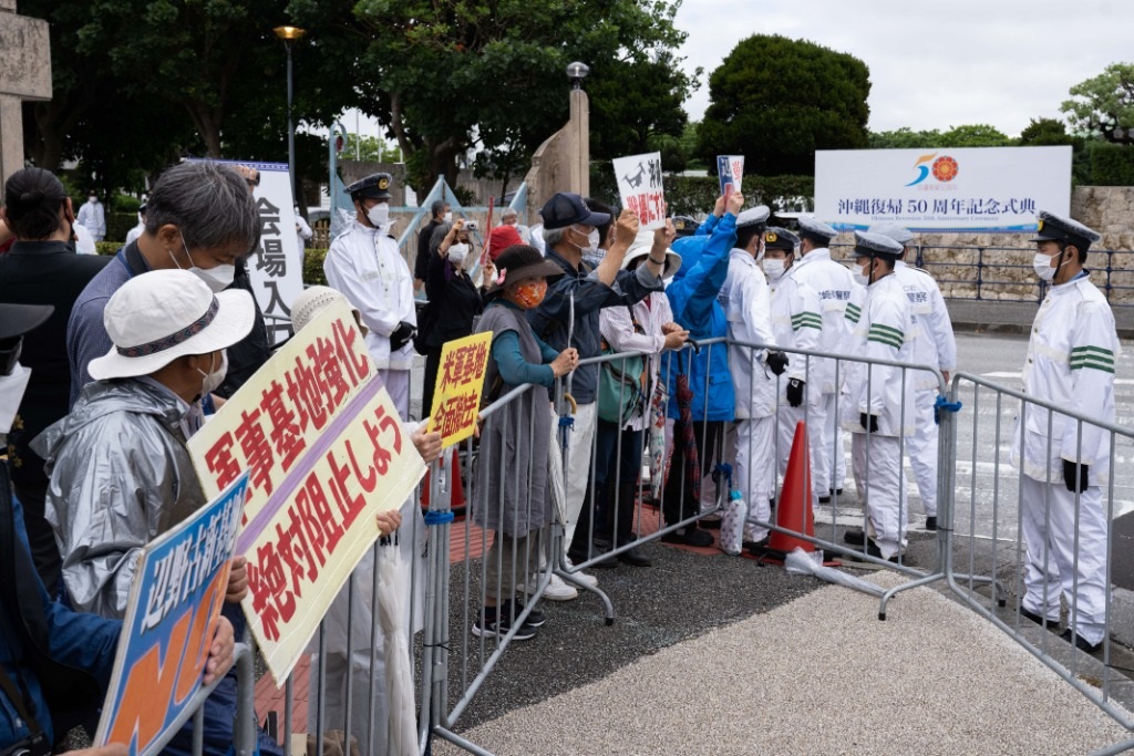 2022年5月15日，在日本沖繩，人們在沖繩回歸日本本土50周年紀念儀式現(xiàn)場外抗議。新華社記者張笑宇攝