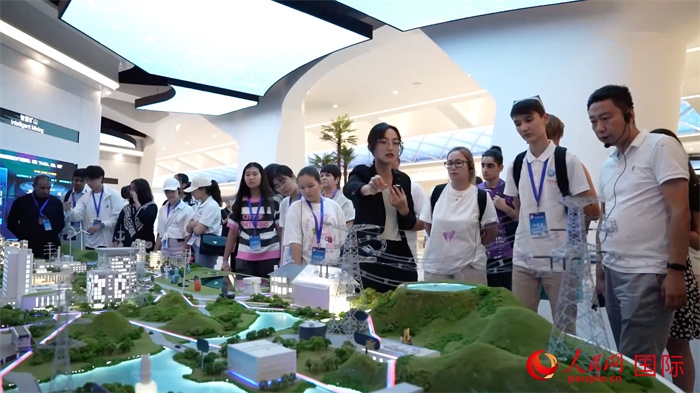 “上合小記者”在華為北京研究院參觀。實(shí)習(xí)生 方明軒攝