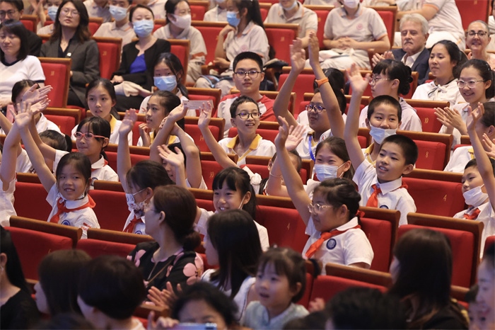 觀看演出的中小學生。中外語言交流合作中心供圖