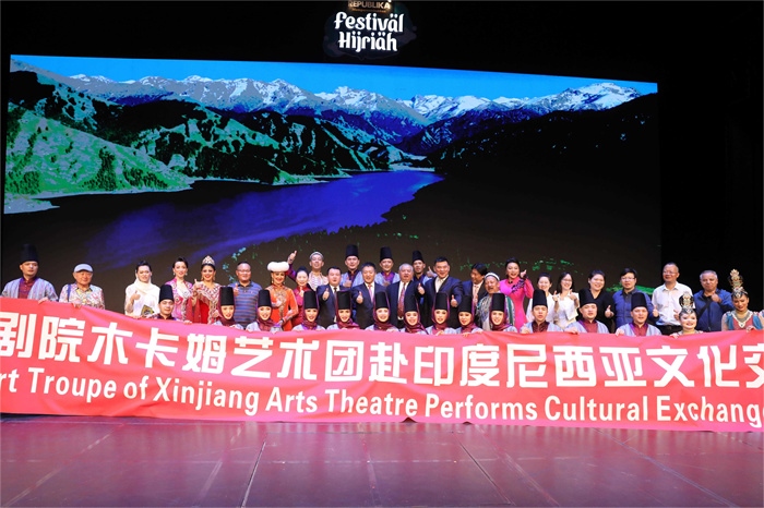 演出結(jié)束后陸慷大使和夫人及印尼官員與演職人員合影。中國駐印度尼西亞大使館供圖