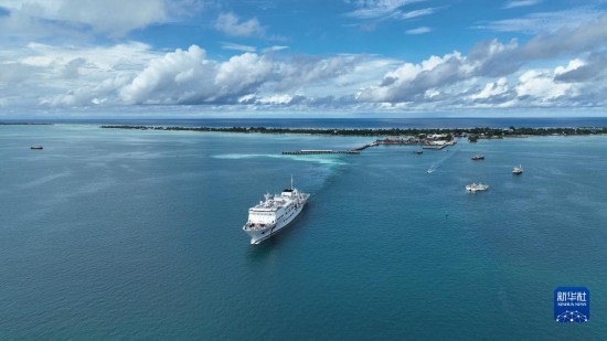 7月22日，中國海軍“和平方舟”號(hào)醫(yī)院船結(jié)束基里巴斯訪問，駛離塔拉瓦港。新華社發(fā)（桂江波 攝）