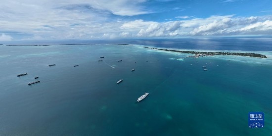 7月22日，中國海軍“和平方舟”號(hào)醫(yī)院船結(jié)束基里巴斯訪問，駛離塔拉瓦港。新華社發(fā)（桂江波 攝）