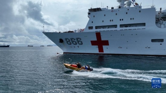 7月22日，中國海軍“和平方舟”號(hào)醫(yī)院船駛離塔拉瓦港途中，基里巴斯當(dāng)?shù)孛癖婑{船揮手告別。新華社發(fā)（桂江波 攝）