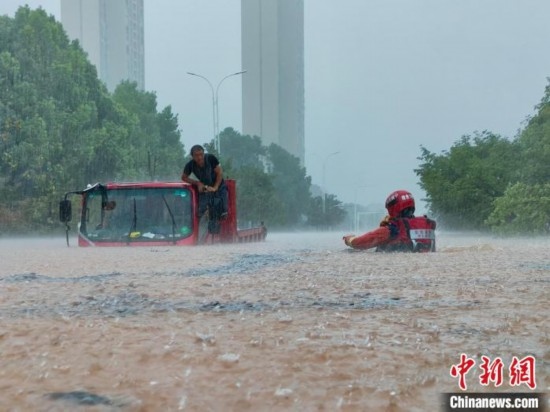 湖北咸寧暴雨引發(fā)內(nèi)澇，消防營(yíng)救疏散民眾 朱燕林 攝