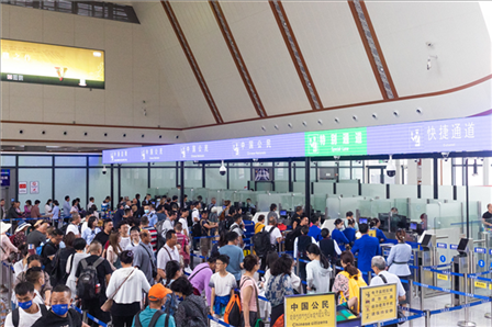 7月22日，乘坐中老鐵路國際旅客列車的旅客在磨憨邊檢大廳排隊候檢。衛(wèi)海林 攝