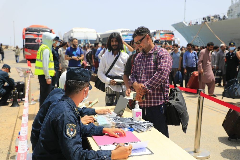 ↑2023年4月28日，從蘇丹撤離的外籍人員準(zhǔn)備登艦。新華社發(fā)（李怡諾攝）