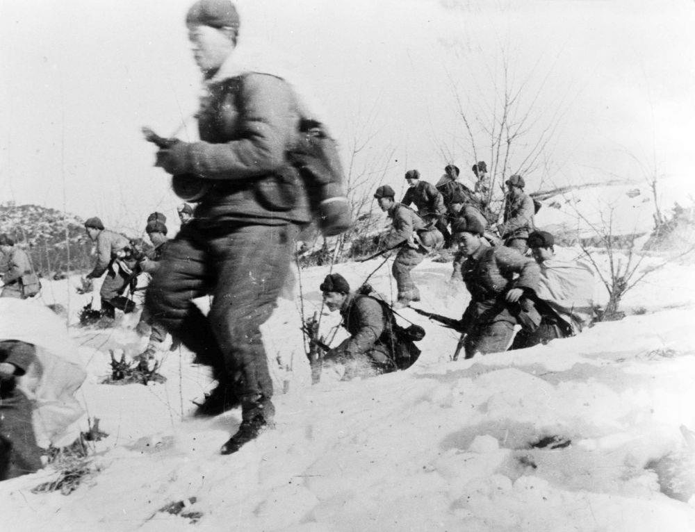 △中國人民志愿軍戰(zhàn)士向美軍進(jìn)攻的情形（1951年攝）。