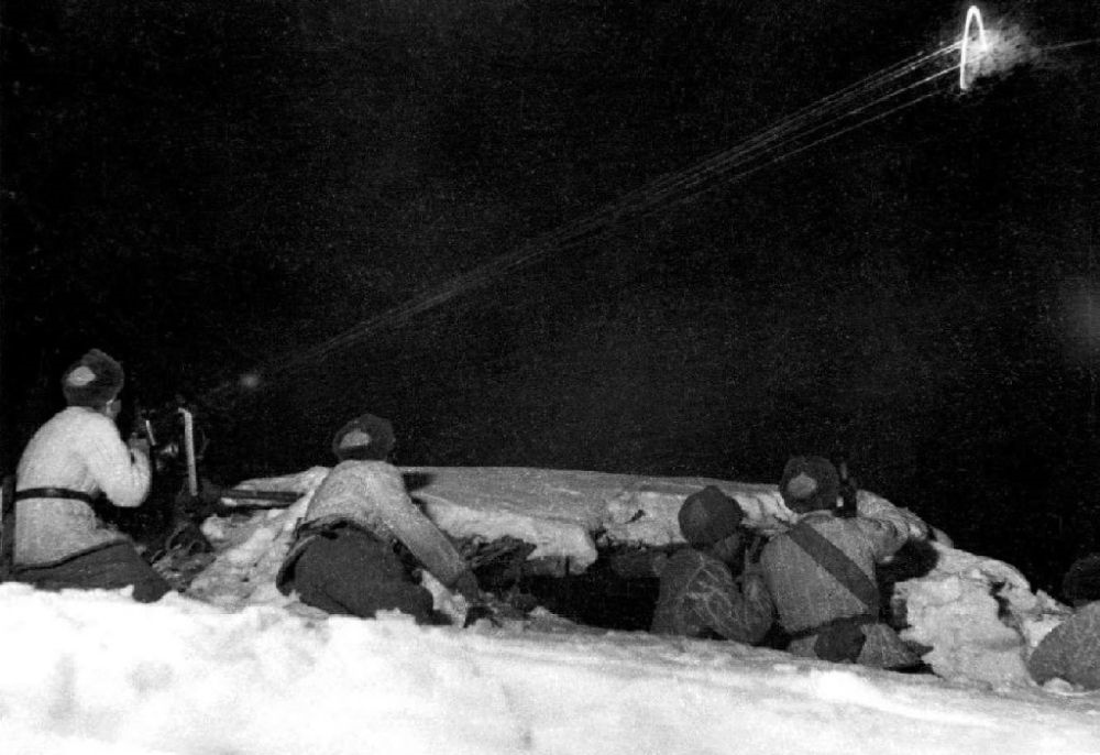  ↑1950年12月，在朝鮮長(zhǎng)津湖，中國(guó)人民志愿軍第27軍連隊(duì)機(jī)槍手向美軍陣地射擊。新華社發(fā)（張崇岫 攝）