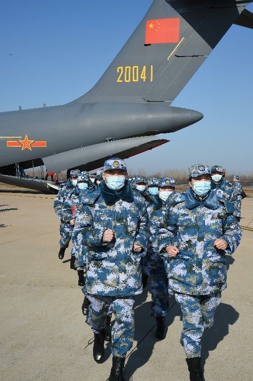 ↑2020年2月17日，一批軍隊(duì)支援湖北醫(yī)療隊(duì)員抵達(dá)武漢天河機(jī)場(chǎng)。新華社記者 黎云 攝