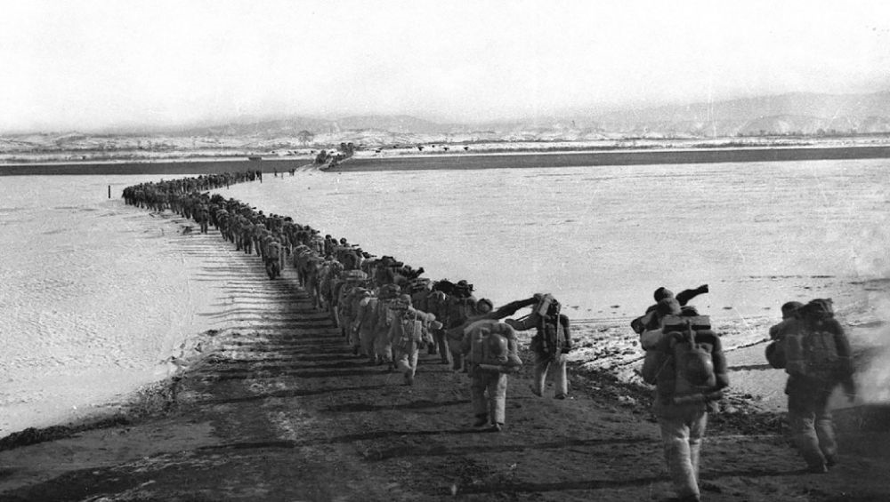 ↑1950年10月19日，中國(guó)人民志愿軍雄赳赳、氣昂昂跨過(guò)鴨綠江，和朝鮮人民一道共同抗擊侵略者。新華社發(fā)（黎民 攝）