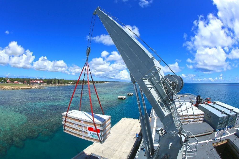 ↑赴湯加執(zhí)行運(yùn)送救災(zāi)物資任務(wù)的中國(guó)海軍艦艇編隊(duì)在努庫(kù)阿洛法港卸載移動(dòng)板房（2022年2月19日攝）。新華社發(fā)（薛成清 攝）