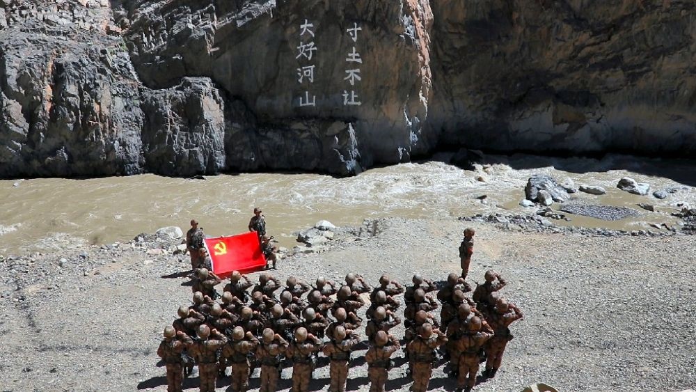 ↑某邊防團(tuán)官兵在“大好河山 寸土不讓”標(biāo)語(yǔ)前舉行重溫入黨誓詞儀式（資料照片）。新華社發(fā)（鄭曉林 攝）
