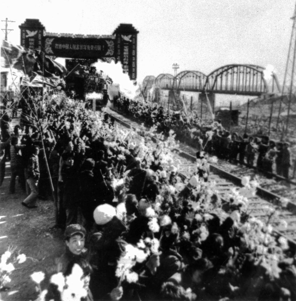△1958年10月26日，列車駛過鴨綠江畔的凱旋門，中國人民志愿軍戰(zhàn)士回到祖國懷抱。