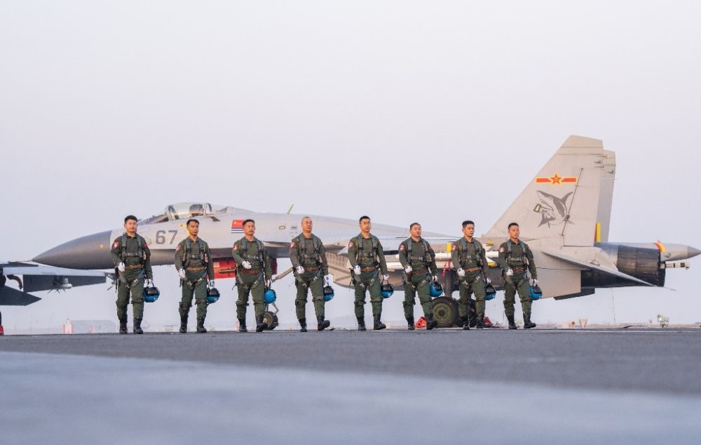↑海軍航空大學(xué)某基地艦載機(jī)飛行教官群體（2021年12月11日攝）。新華社發(fā)（萬(wàn)全 攝）