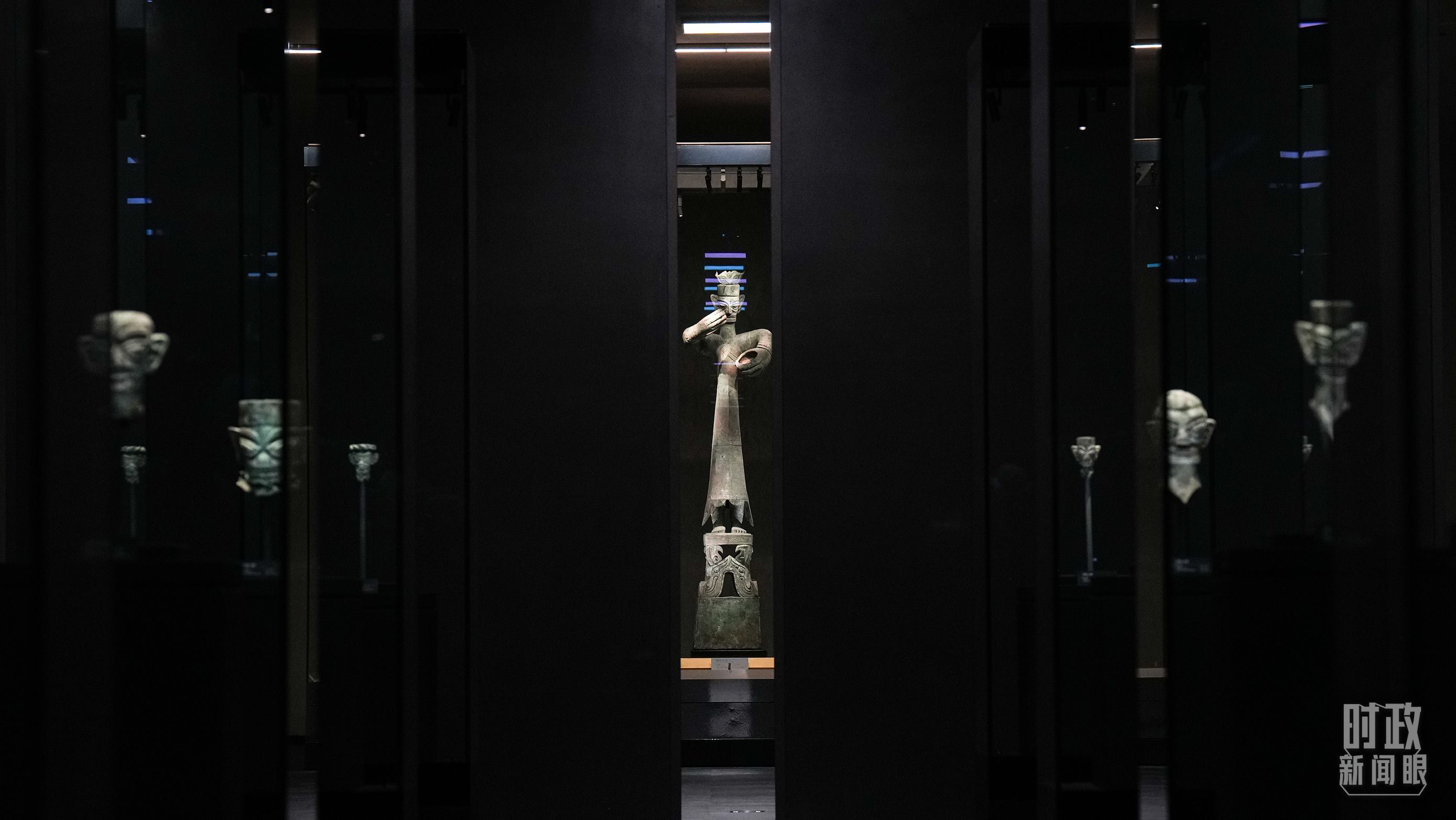 △三星堆出土的青銅大立人像。（總臺(tái)國(guó)廣記者李晉拍攝）