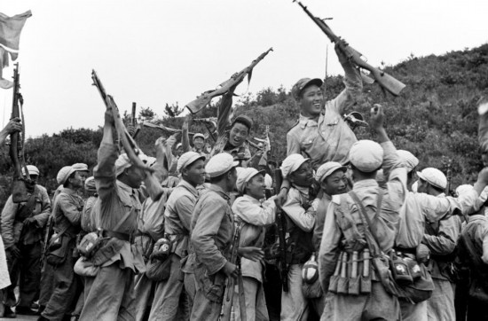  這是中國人民志愿軍和朝鮮人民軍一起歡慶戰(zhàn)斗勝利。新華社發(fā)（資料照片）