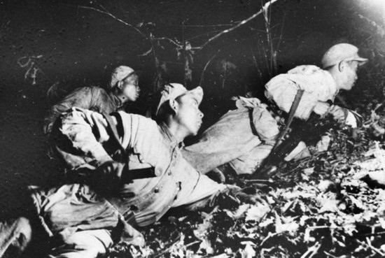 在1952年秋季的上甘嶺戰(zhàn)役中，堅守在坑道里的戰(zhàn)士準(zhǔn)備夜間出擊。新華社發(fā)（資料照片）