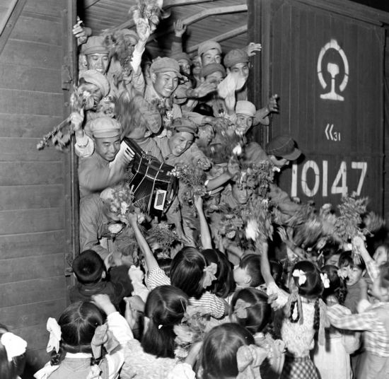 1954年，中國人民志愿軍歸國部隊抵達安東（今遼寧丹東），受到少先隊員的熱烈歡迎。新華社記者 王純德攝